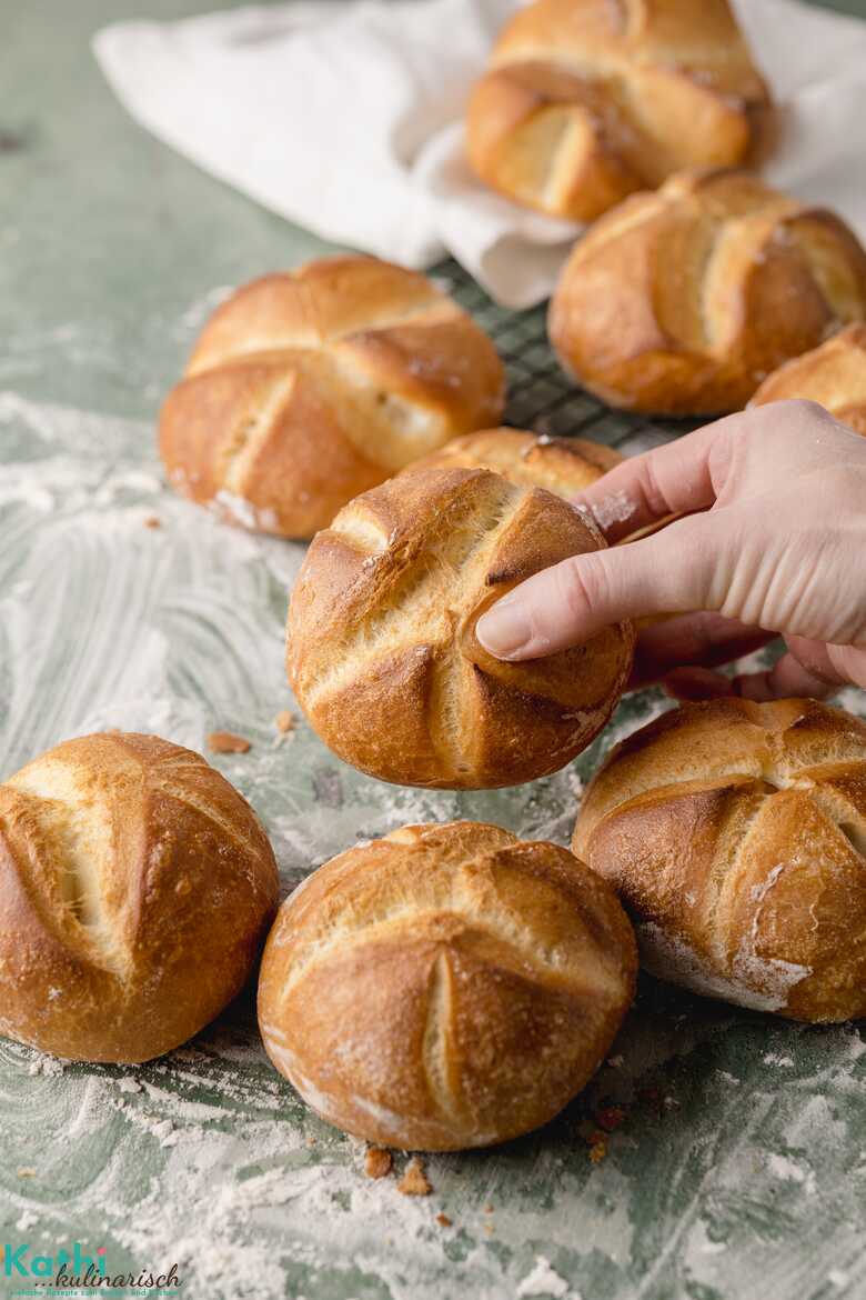 Ich schnappe mir gerade eine frisch gebackene Semmel. Es ist sehr gut zu erkennen wie das Muster beim Backen aufgerissen ist und die Oberfläche glänzt.